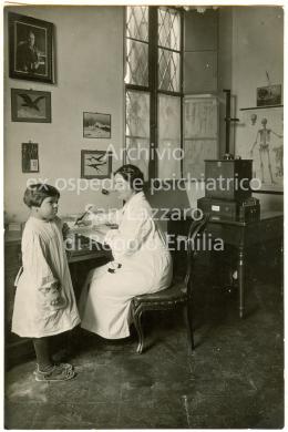 Maria Bertolani del Rio nel suo studio con una piccola paziente, CC BY-SA