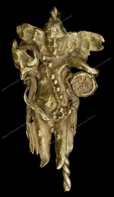 Museo Archeologico Regionale Paolo Orsi, Orecchino d’oro inciso, erote con patera e boccale. Da Naxos - Fine IV-prima metà III sec. a.C., Fotografia Still Life-macro, CC BY-NC-ND