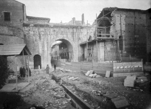 Eusebi, Alberto, L’Arco d’Augusto e l’arretramento della facciata della chiesa di San Michele, 1936, gelatina a sviluppo, CC BY-SA