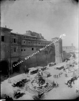 Augusto Casalboni, Cesena, piazza Vittorio Emanuele (ora del Popolo) in un giorno di mercato, 1905 circa, CC BY-NC-ND