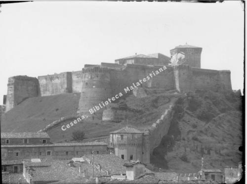 Augusto Casalboni, Cesena, la rocca Malatestiana. Nella foto si nota che il camminamento è ancora unito al torrione di piazza. Il crollo parziale del camminamento è avvenuto nei primi mesi del 1900, ante 1900, CC BY-NC-ND