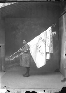Augusto Casalboni, Ritratto di fanciullo con la bandiera della Mutualità di Cesena, ante 1900, CC BY-NC-ND