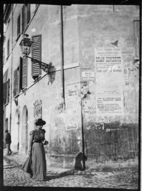 Augusto Casalboni, Cesena, corso Sozzi, una giovane donna in abito e pettinatura alla moda degli anni 1905/1910, ante 1910, CC BY-NC-ND