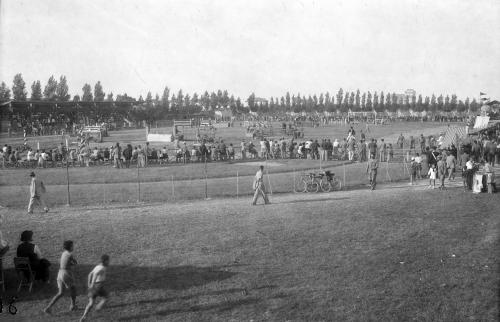 Eusebi, Alberto, Il Campo Sportivo durante il Primo Concorso Ippico Nazionale, 1937, gelatina a sviluppo, CC BY-SA