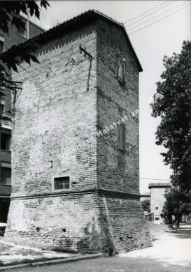 Paolo Monti, Cesena, una delle torrette sulla cinta muraria della città, 1972, CC BY-NC-ND