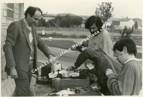 Vittorio Calbucci, Pausa durante una corsa di automobiline telecomandate, CC BY-NC-ND