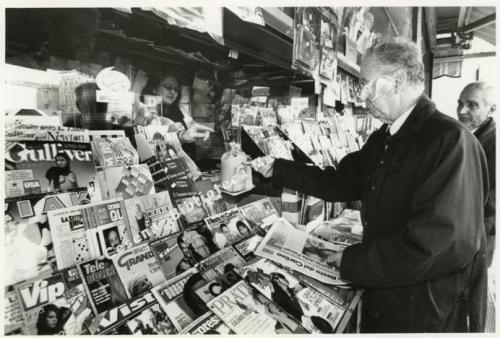 Vittorio Calbucci, Cesena, acquisti in una edicola, CC BY-NC-ND