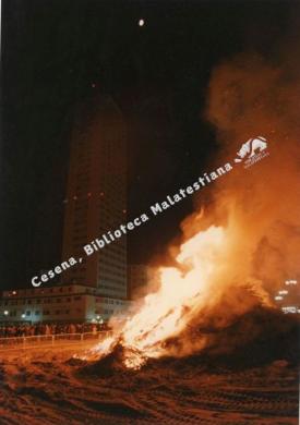 Vittorio Calbucci, Cesenatico, un falò sulla spiaggia, CC BY-NC-ND