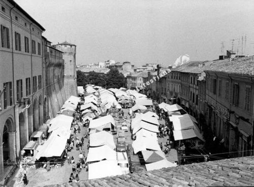 Cesena, mercato ambulante in piazza del Popolo, 1980, CC BY-NC-ND