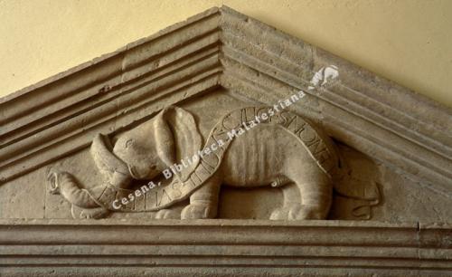 Ivano Giovannini, Cesena, Biblioteca Malatestiana, particolare del portale, CC BY-NC-ND