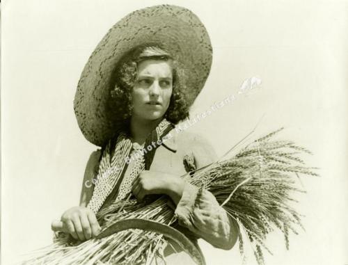 Alessandro Almerici, Ragazza con un fascio di spighe sul braccio e la falce messoria, 1930 circa, CC BY-NC-ND