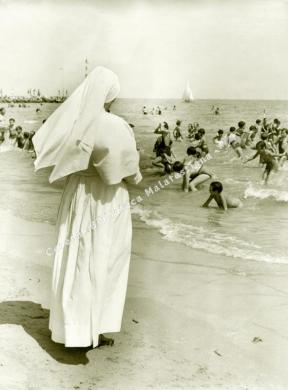 Alessandro Almerici, Cesenatico, gli ospiti di una colonia marina sotto gli occhi di una suora, 1950 circa, CC BY-NC-ND