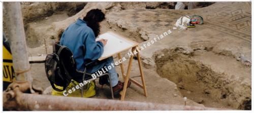 Remo Bacchi, Cesena, archeologa sugli scavi della Piazzetta Fabbri, 1997, CC BY-NC-ND