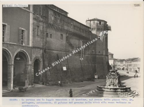 Francesco Dellamore, Cesena, la cortina con la loggia veneziana e il torrione, sul fronte della piazza Vittorio Emanuele, 1926, CC BY-NC-ND