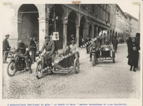 Francesco Dellamore, Cesena, i motociclisti forlivesi in gita mentre transitano da corso Garibaldi, 1927, CC BY-NC-ND