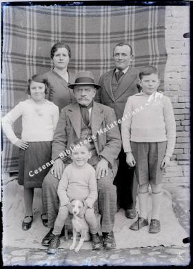 Alberico Manuzzi, Famiglia con nonno e cagnolino su fondale improvvisato, 1930 circa, CC BY-NC-ND
