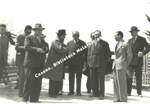 Foto Moderna, Cesena, Cesena, visita del professor Giuliani ad una azienda agricola, post 1950, CC BY-NC-ND