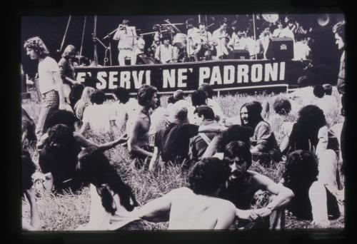 Lanzardo, Dario, serie “Immagini dal Rock”, concerto dal vivo all’aperto con esposto striscione: “Né servi né padroni”, Torino, diapositiva 35mm, CC BY-SA Lanzardo, Dario, serie “Immagini dal Rock”, concerto dal vivo all’aperto con esposto striscione: “Né servi né padroni”, Torino, diapositiva 35mm, CC BY-SA