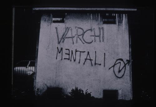 Lanzardo, Dario, serie “Tatuaggi Urbani”, graffito “Varchi Mentali”, Torino, diapositiva 35mm, CC BY-SA