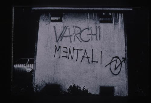Lanzardo, Dario, serie “Tatuaggi Urbani”, graffito “Varchi Mentali”, Torino, diapositiva 35mm, CC BY-SA Lanzardo, Dario, serie “Tatuaggi Urbani”, graffito “Varchi Mentali”, Torino, diapositiva 35mm, CC BY-SA