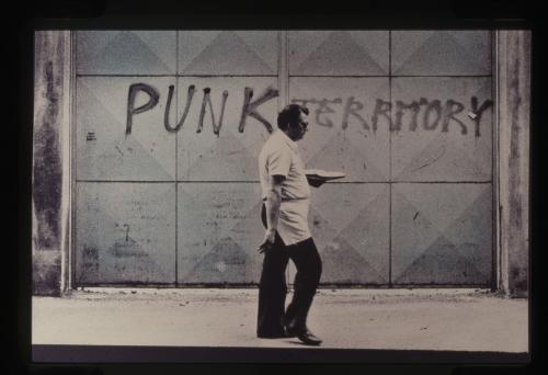 Lanzardo, Dario, serie “Tatuaggi Urbani”, graffito “Punk Territory”, Torino, diapositiva 35mm, CC BY-SA Lanzardo, Dario, serie “Tatuaggi Urbani”, graffito “Punk Territory”, Torino, diapositiva 35mm, CC BY-SA