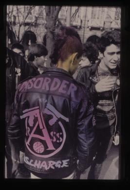 Lanzardo, Dario, serie “Immagini dal Rock”, membro movimento punk torinese, Torino, diapositiva 35mm, CC BY-SA