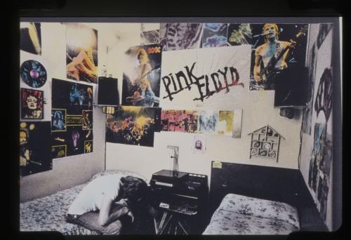 Lanzardo, Dario, serie “Immagini dal Rock”, camera da letto, Torino, diapositiva 35mm, CC BY-SA Lanzardo, Dario, serie “Immagini dal Rock”, camera da letto, Torino, diapositiva 35mm, CC BY-SA