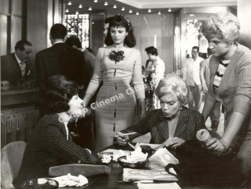 Angelo Pennoni, "Adua e le compagne" di Antonio Pietrangeli: Emmanuelle Riva, Sandra Milo, Simone Signoret, Gina Rovere, 1960, CC BY-SA