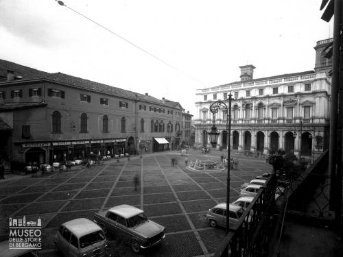 Ditta Cittadini, Piazza Vecchia a Bergamo, ante 1968, gelatina bromuro d'argento/vetro, CC BY-NC-ND