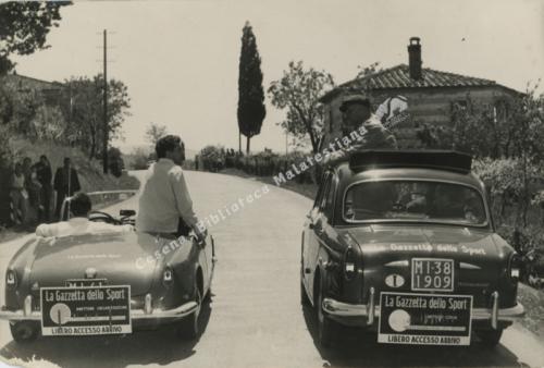 Foto Alguersuari, Barcelona, Giro d'Italia 1959: Giuseppe Ambrosini sull'auto da "Direttore di corsa" de "La Gazzetta dello sport”, 1959, CC BY-NC-ND