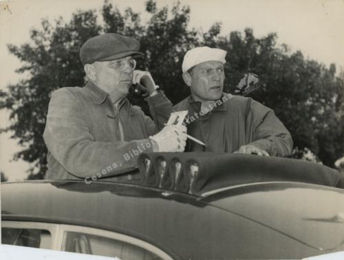 Carlo Martini, Giro d'Italia 1954: Giuseppe Ambrosini al telefono, 1954, CC BY-NC-ND