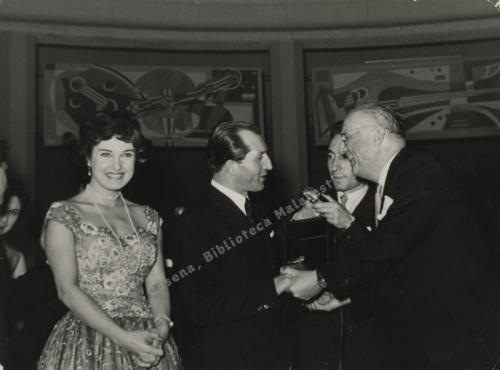 Carlo Martini, Milano, teatro Odeon: Giuseppe Ambrosini consegna un premio a Gino Bartali. Con loro, Silvana Pampanini, 25/03/1955, CC BY-NC-ND