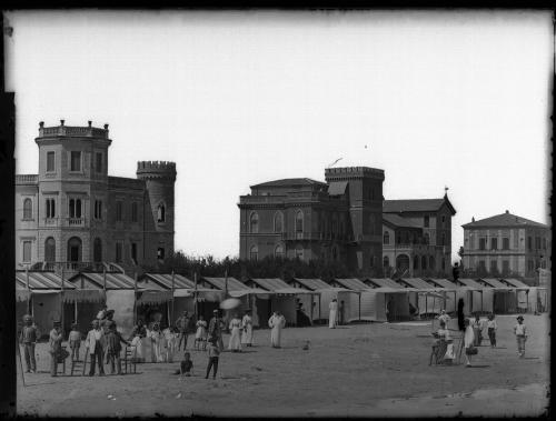 Fratelli Contessi, Rimini. Villini e camerini sul lido a ponente, 1892 circa, gelatina bromuro d’argento/ vetro, CC BY-NC-ND