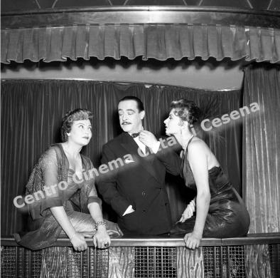 Foto Film Color, “Ci troviamo in galleria” di Mauro Bolognini:  Nilla Pizzi, Carlo Dapporto, Sophia Loren, 1953, CC BY-NC-ND