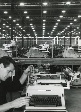 Gianni Berengo Gardin, Reparto di montaggio dello stabilimento Olivetti di Scarmagno (TO), 1968, CC BY-SA