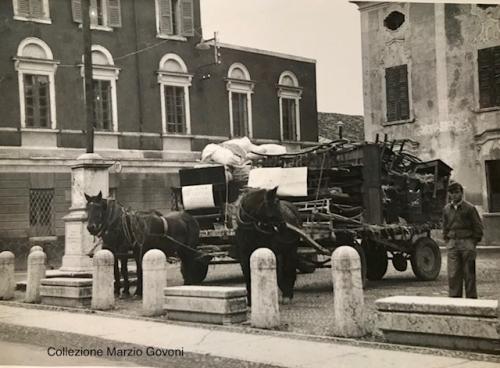 Roverbella (Mn) 2 dicembre 1954, sui cartelli frasi contro Scelba. A Roverbella nel 1954 ci furono arresti di molti braccianti, sequestri di biciclette, l’occupazione del paese da parte della Celere per impedire manifestazioni contro gli agrari. La foto probabilmente rappresenta una fase di poco successiva, coi contadini costretti a “fare San Martino”, nei fatti espulsi dalle campagne che coltivavano in mezzadria., CC BY-SA