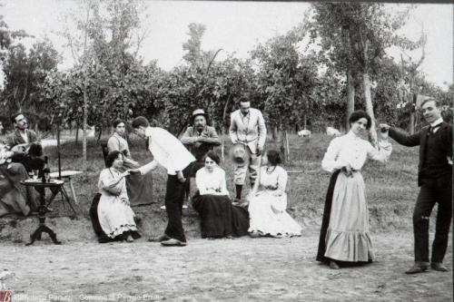 Sevardi , Roberto, Il salotto all'aperto, 1905 circa, fotografia bianco e nero : gelatina bromuro d'argento su carta baritata ; 90x140 mm, CC BY-NC-ND