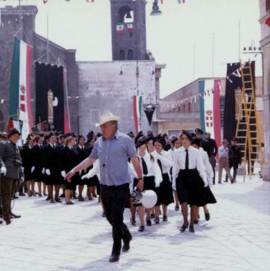 Davide Minghini, Federico Fellini sul set del film Amarcord, 1973, gelatina ai sali d'argento/ carta, CC BY-SA