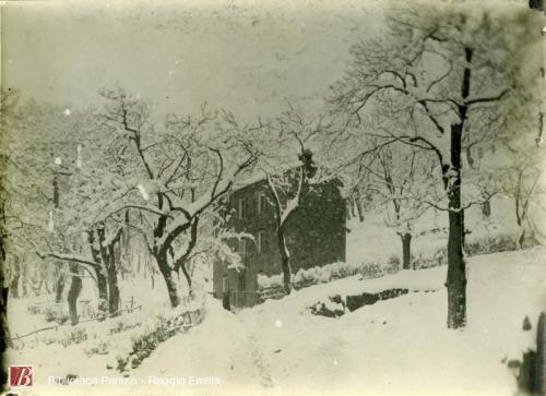 Fiorini , Amanzio, Effetto di neve : casa Fiorini : Nismozza, 1930 circa, fotografia : gelatina cloro-bromuro d'argento su carta baritata ; 12x17 mm, CC BY-SA