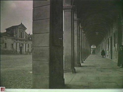 Sevardi , Roberto, Chiesa di S. Giacomo Maggiore ora Banca d'Italia. Portici della Trinità e Chiesetta di S. Giacomo Maggiore (abbattuta), 1900 circa, fotografia bianco e nero : gelatina bromuro d'argento su carta baritata ; 120x170 mm, CC BY-NC-ND