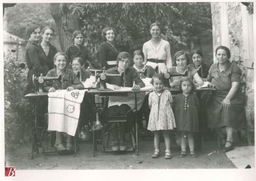 Fiorini, Amanzio, Scuola di cucito, 1932, negativo : gelatina bromuro d'argento su vetro, 100x150 mm, CC BY-NC-ND