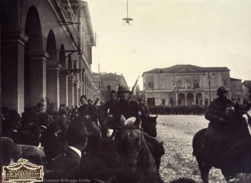 Sevardi , Roberto, 1922, La prima Cavalleria Fascista Per lentrata [sic] in Roma, 1922, fotografia bianco e nero : gelatina cloro bromuro d'argento su carta baritata ; 263x345 mm., CC BY-NC-ND