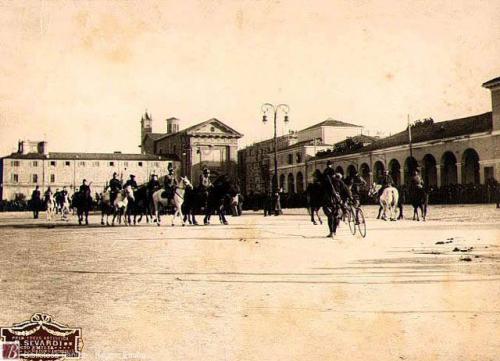 Sevardi , Roberto, La 1° Cavalleria Fascista a Reggio per la Marcia su Roma / Roberto Sevardi, 1922, fotografia bianco e nero : gelatina cloro bromuro d'argento su carta baritata ; 263x345 mm, CC BY-NC-ND