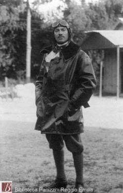 Italia : Aeronautica Militare, Ritratto di Fernando Bonazzi in tenuta da pilota, ante 1919, fotografia bianco e nero : gelatina bromuro d'argento su carta baritata ; 140x90 mm, CC BY-NC-ND