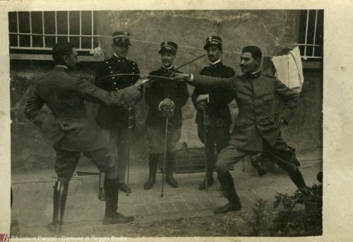 Stagni <fratelli Stagni ; Bologna>, Bologna 20 settembre 910 : tirando di scherma!!! : tuo figlio Fernando, 1910, fotografia bianco e nero : gelatina bromuro d'argento su carta baritata ; 90x140 mm, CC BY-SA