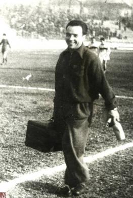 Bordin , Lauro, Cimurri massaggiatore della squadra ciclistica Viscontea e della Reggiana di calcio, 1950 circa, fotografia bianco e nero : gelatina bromuro d'argento su carta baritata ; 135x90 mm, CC BY-NC-ND