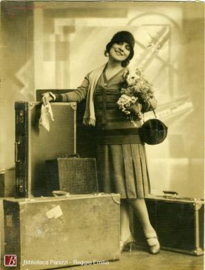 Massaglia, Ercole, [Maria Melato], 1922 circa, 1 fotografia bianco e nero : gelatina bromuro d'argento su carta baritata con viraggio seppia ; 88x140 mm., CC BY-NC-ND