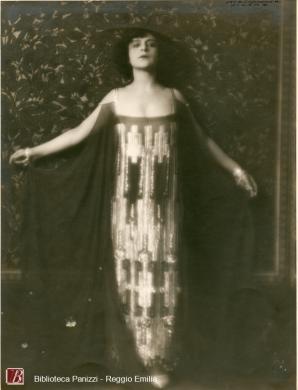 Castagneri, Mario, La Falena, 1922 circa, 1 fotografia bianco e nero : gelatina bromuro d'argento su carta baritata con viraggio seppia ; 315x238 mm., CC BY-NC-ND