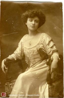 [Maria Melato], 1905 circa, 1 fotografia bianco e nero : gelatina bromuro d'argento su carta baritata ; 140x90 mm., CC BY-NC-ND