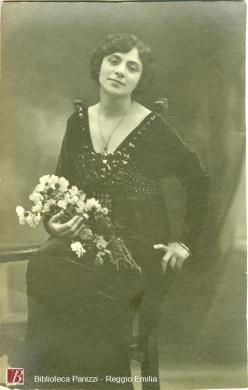 [Maria Melato], 1907, 1 fotografia bianco e nero : gelatina bromuro d'argento su carta baritata ; 140x88 mm., CC BY-NC-ND